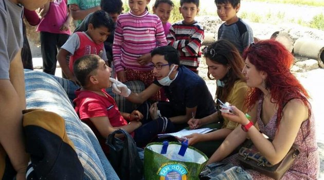 Suriyeli mültecilerin İzmir’deki yardımcıları